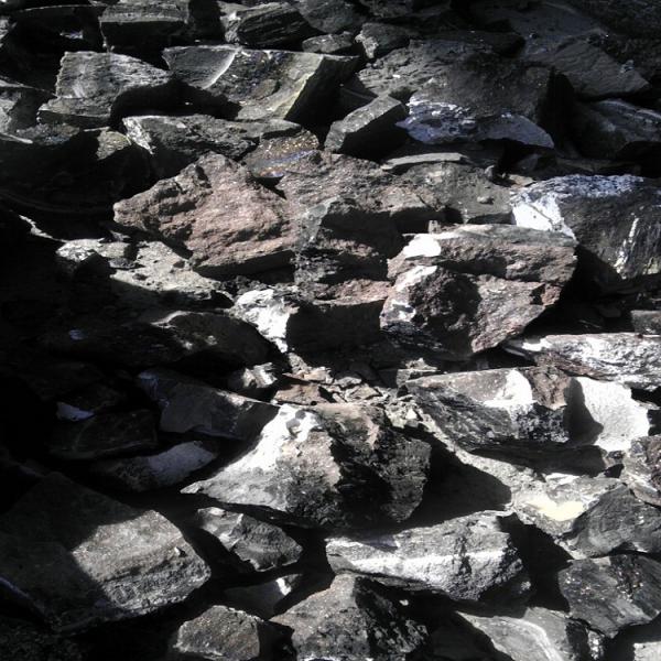 宁夏电石（碳化钙） 灰褐色块状固体 生产石灰氮、乙炔气原料